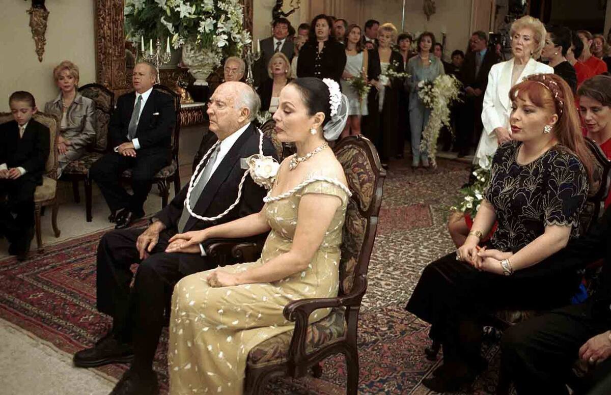 Matrimonio entre el ex presidente José López Portillo y la actriz Sasha Montenegro. A la derecha Dolores de la Vega quien fue madrina en la boda en el 2000. | FOTO: Juan Sotelo/CUARTOSCURO