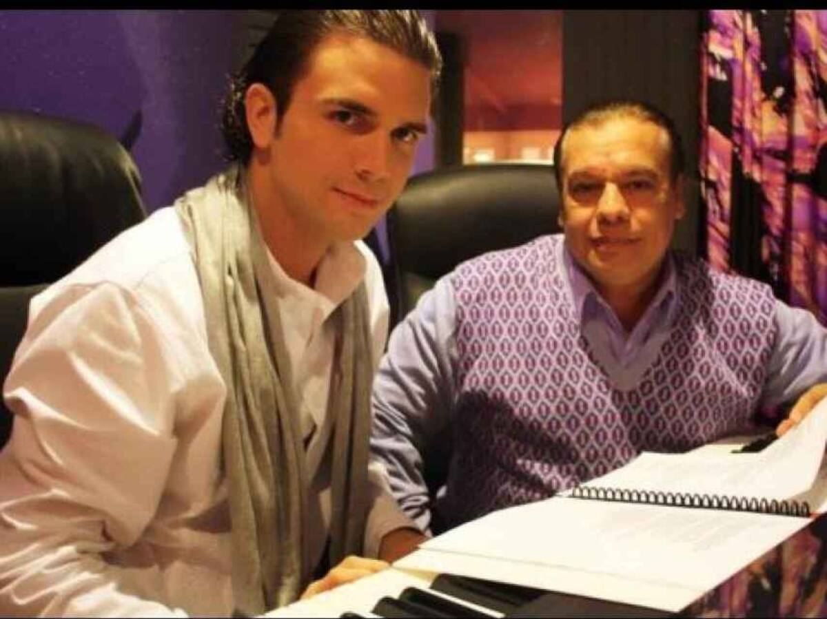 Juan Gabriel y su ahijado preparando el disco que este le produjo en 2009. | Instagram