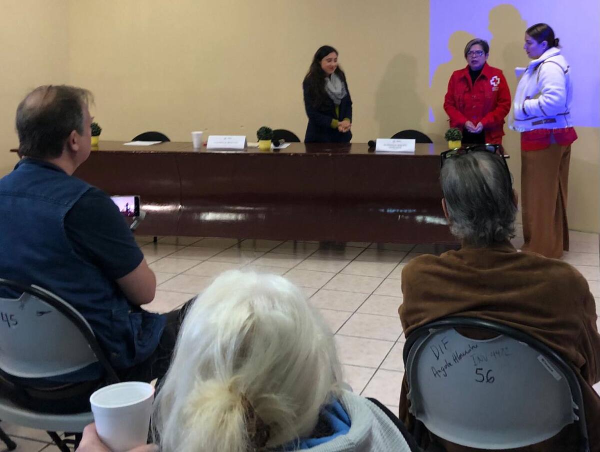 Maricela Maciel Sánchez, administradora de la Cruz Roja, estuvo como invitada a la reunión mensual que realiza la Oficina de Atención a Residentes Extranjeros (FRAO por sus siglas en inglés).