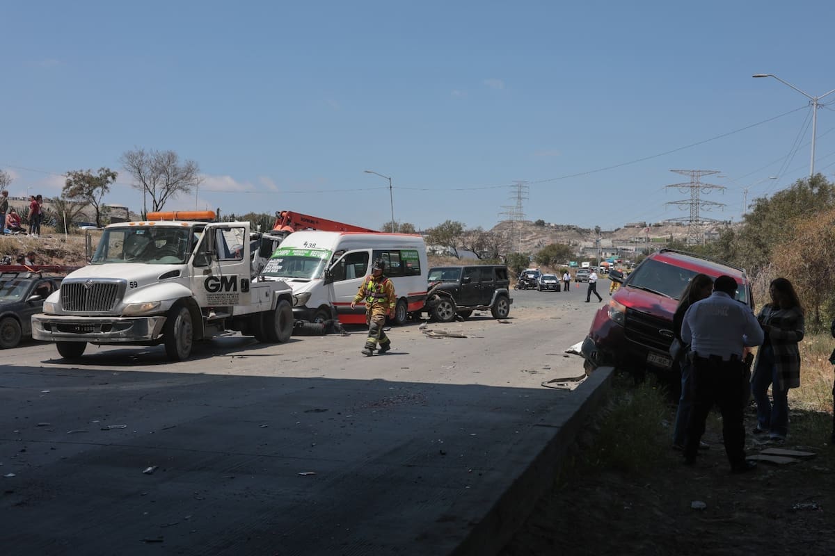 La escena quedó a cargo de policías municipales, quiénes delimitaron el acceso vehicular, a su vez que los escombros de los coches eran removidos del pavimento. Foto: Sergio Ortiz