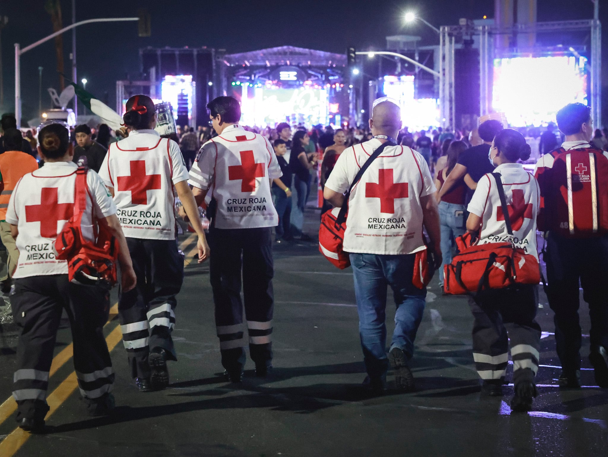 Familias asistieron a la celebración del 15 de septiembre, donde disfrutaron de música, comida, juegos mecánicos y espectáculos en un ambiente festivo, con presencia de cuerpos de seguridad y emergencia. Foto: Juan J. Morales.