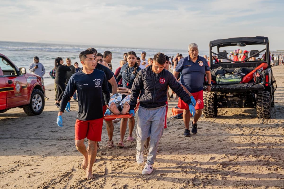 Dos menores son rescatados tras ser arrastrados por corriente en el mar