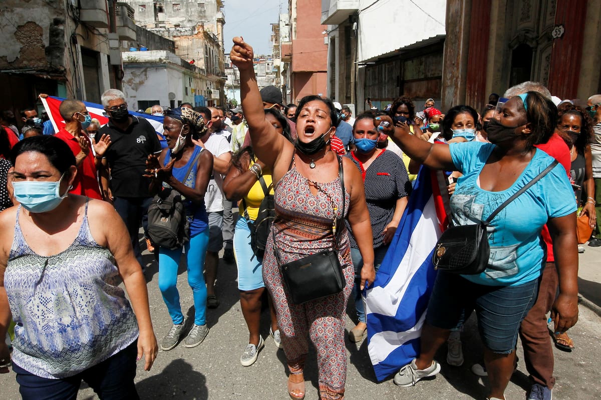 Un grupo de partidarios del Gobierno cubano enfrentan a manifestantes que salieron a las calles este fin de semana para reclamar por la gestión de la pandemia, la pobreza y el desempleo en la isla. La Habana, Cuba July 11, 2021. REUTERS/Stringer