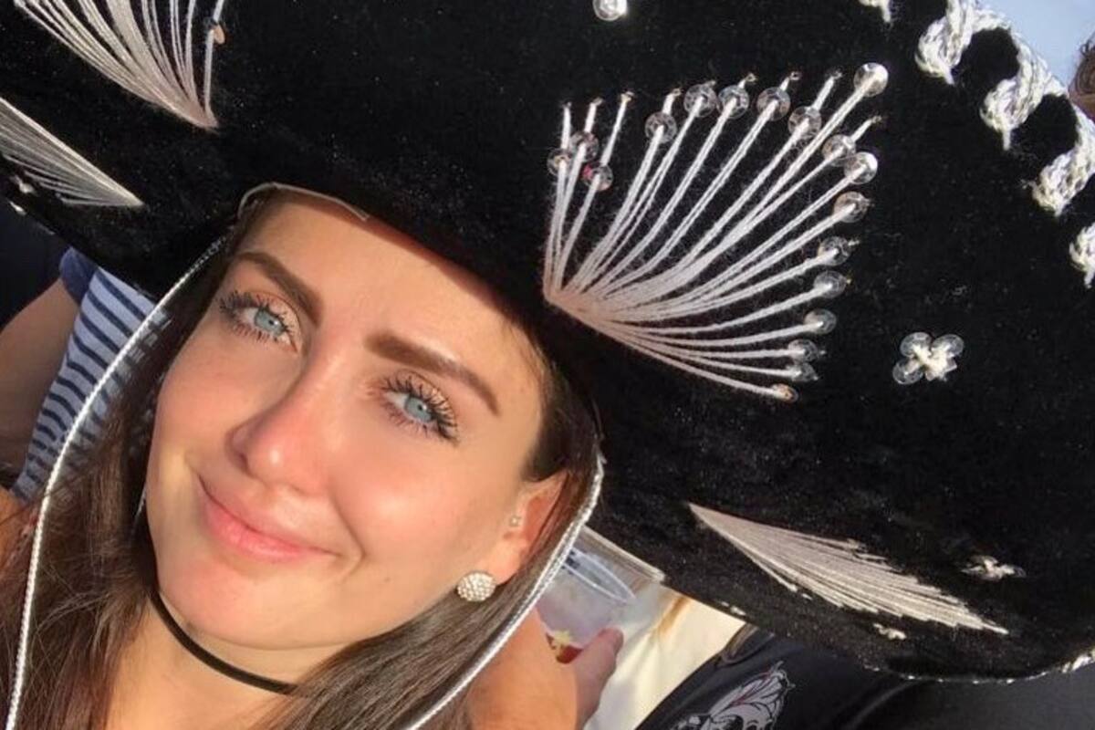 Celia Lora aparece en ajustado bikini y todavía se lo jala para que apriete