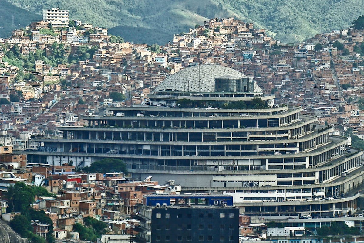 ¿Qué es El Helicoide? la superprisión en Venezuela que hoy cierra por orden de Delcy Rodríguez