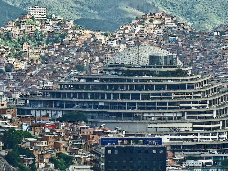 ¿Qué es El Helicoide? la superprisión en Venezuela que hoy cierra por orden de Delcy Rodríguez