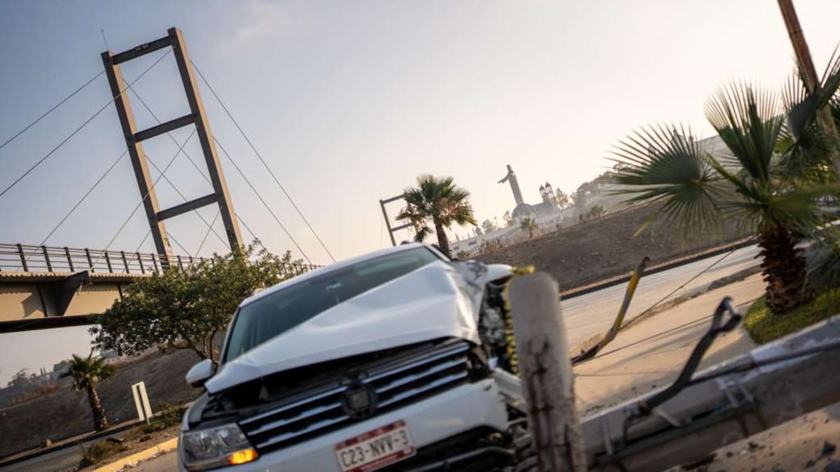 Conductora derriba poste tras accidente en la Vía Rápida de Tijuana