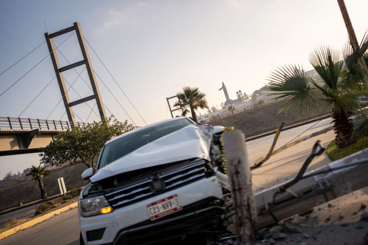 Conductora derriba poste tras accidente en la Vía Rápida de Tijuana