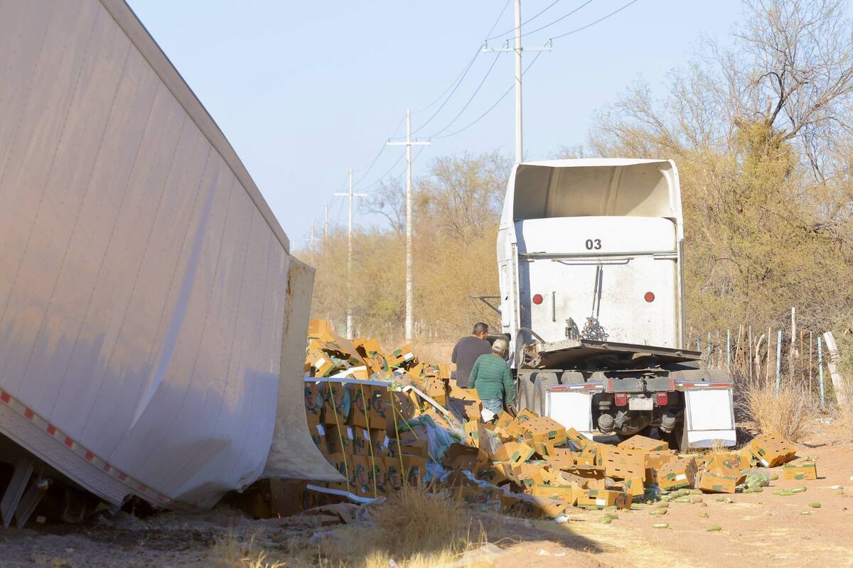 El otro vehículo de carga viajaba vacío, pero también sufrió daños en su estructura. Foto: Julio A. Clark