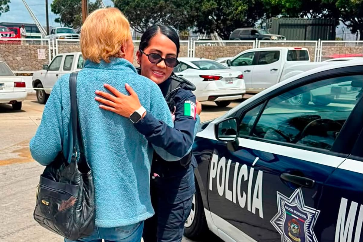 Policía Turística de Ensenada reúne con su familia a adulta mayor desorientada