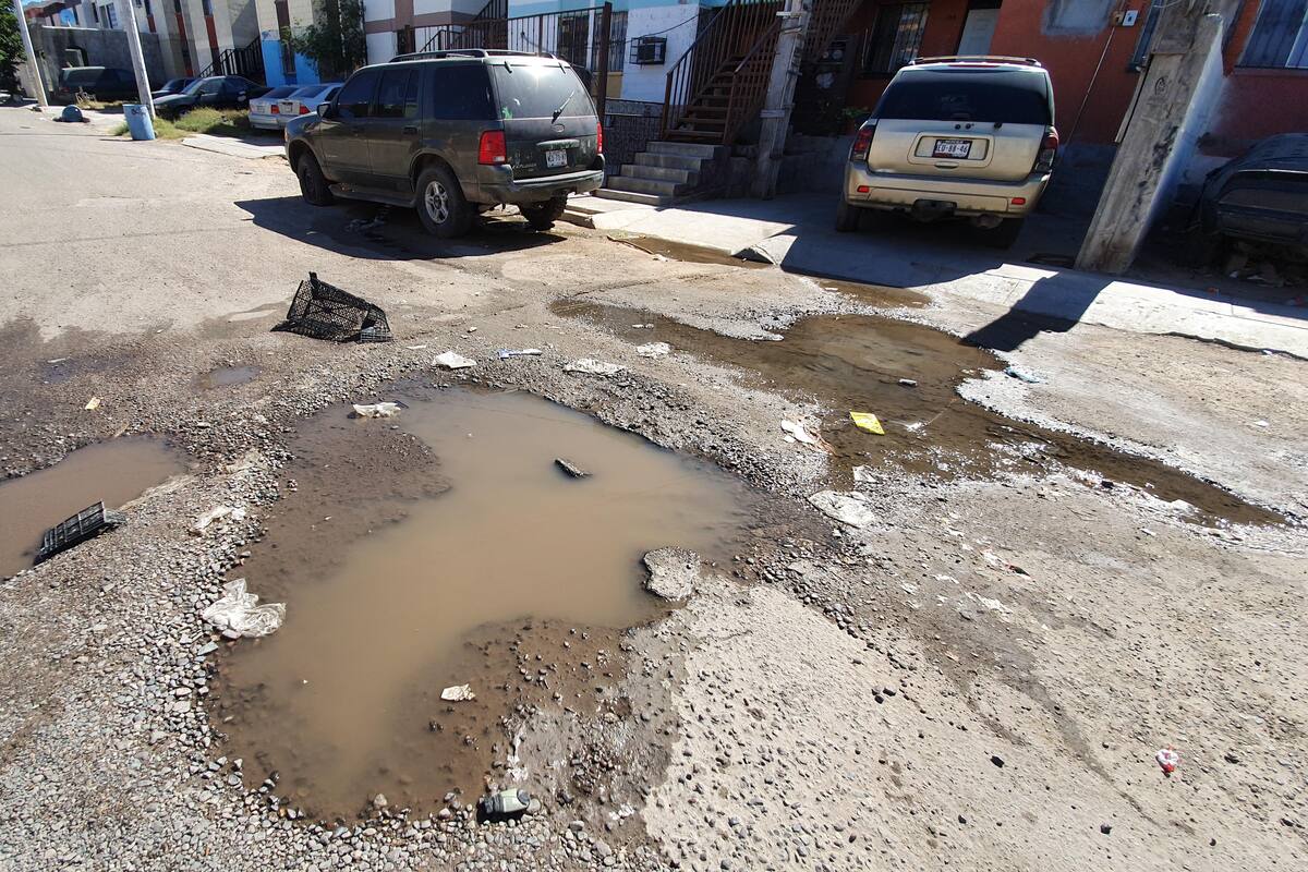Vecinos de la colonia Arco Iris denuncian fuga de drenaje sin atender desde hace una semana