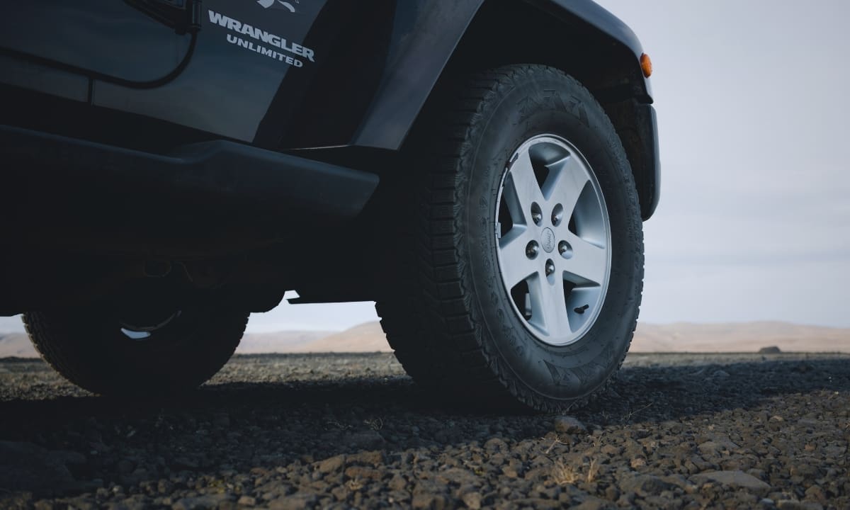 La presión correcta depende del tipo de vehículo, del tamaño de la llanta y del uso que se le dé al auto. Foto: Especial (Canva)