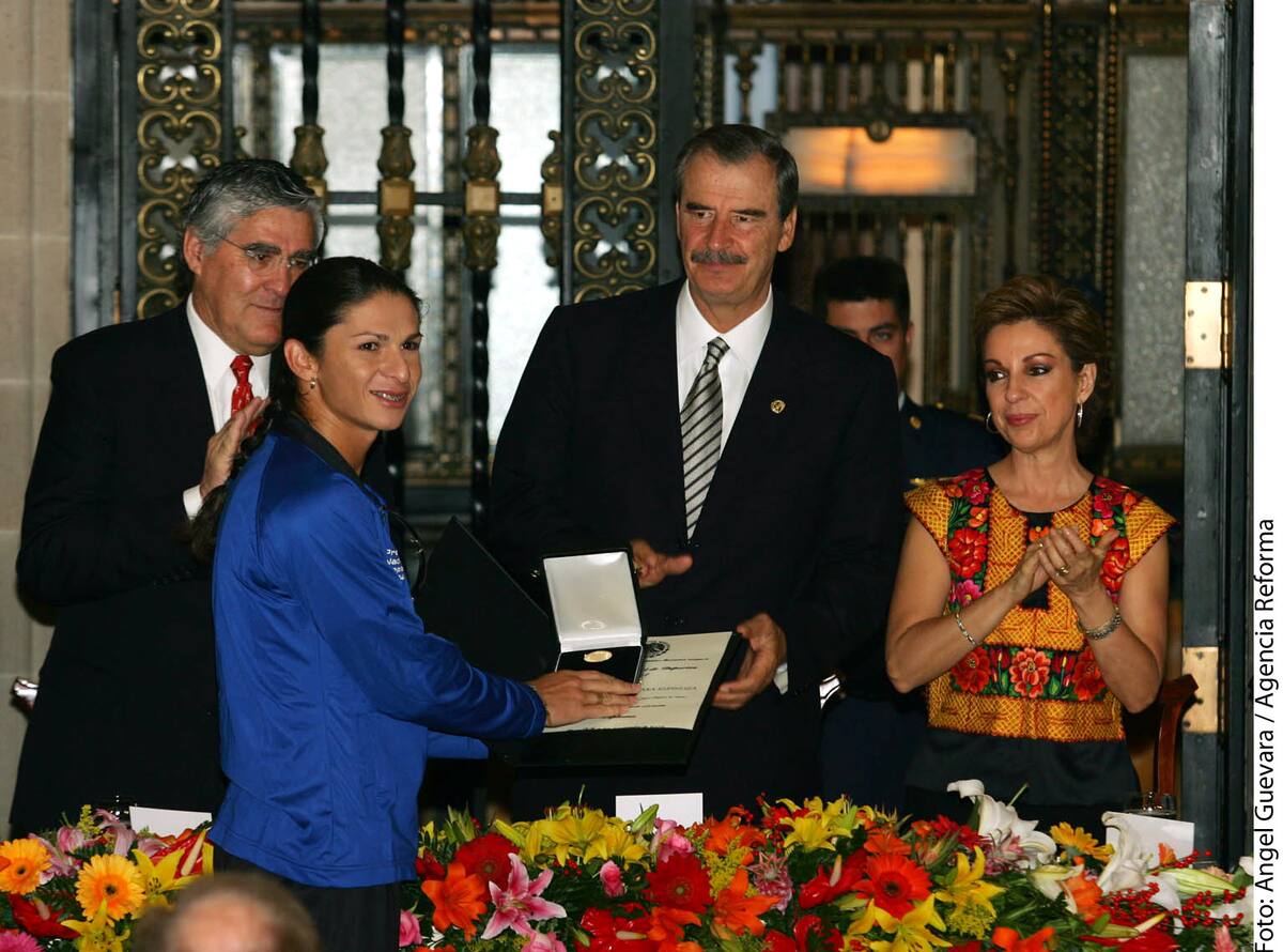 En noviembre de 2006, Ana Guevara elogió al presidente Vicente Fox por su apoyo a los deportistas.