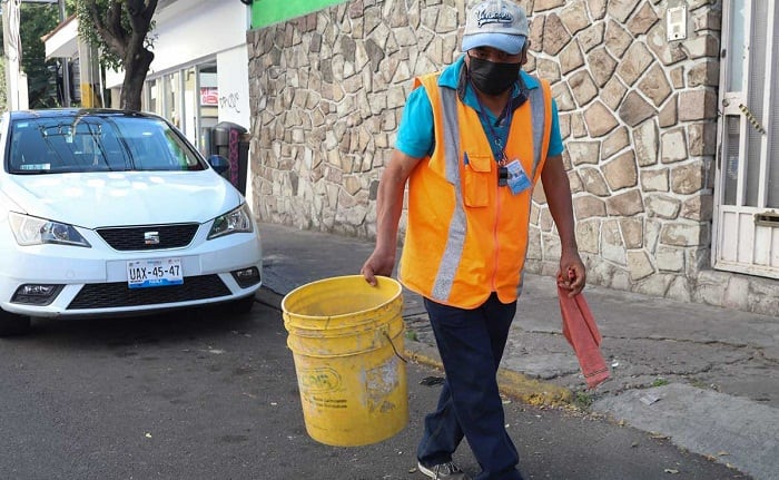 Franeleros de CDMX imponen tarifas y controlan áreas, según SSC