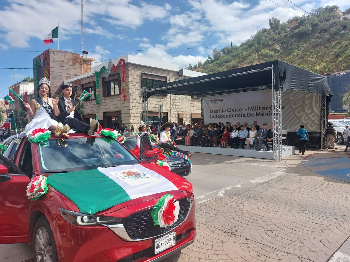 En las aceras y banquetas los asistentes, en familias enteras, lucen atuendos alusivos a la ocasión, sin faltar la tradivendimiade vendedores ambulantes.