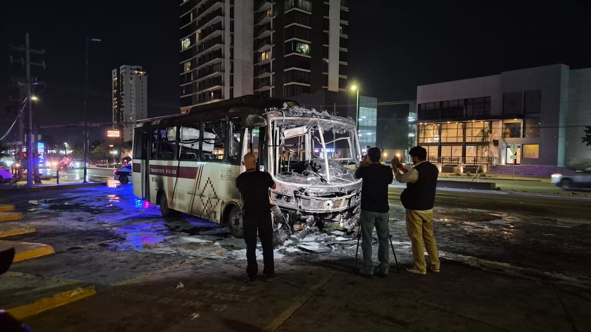 Se incendia camión de transporte urbano en el bulevar Kino de Hermosillo; no reportan lesionados