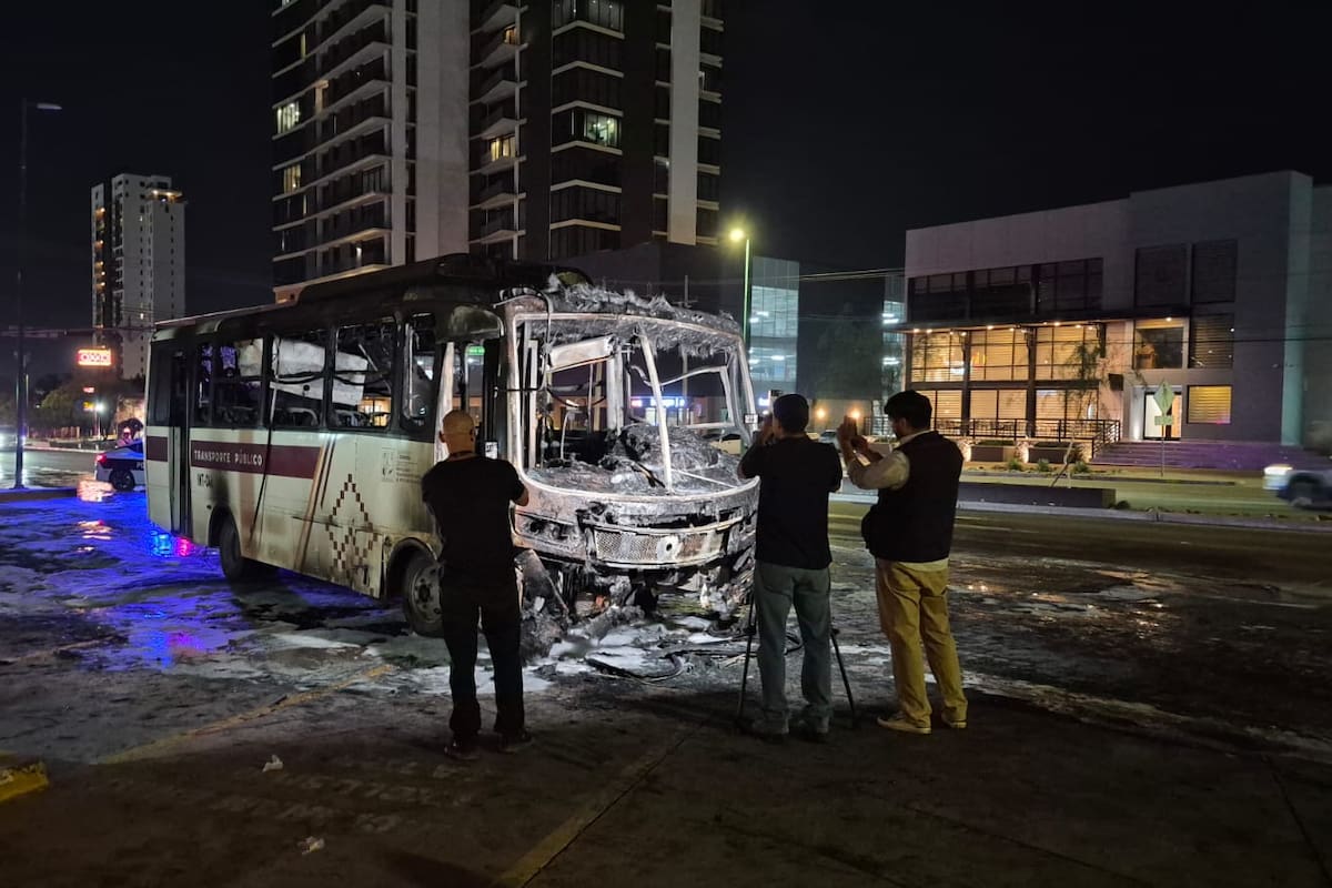 Se incendia camión de transporte urbano en el bulevar Kino de Hermosillo; no reportan lesionados