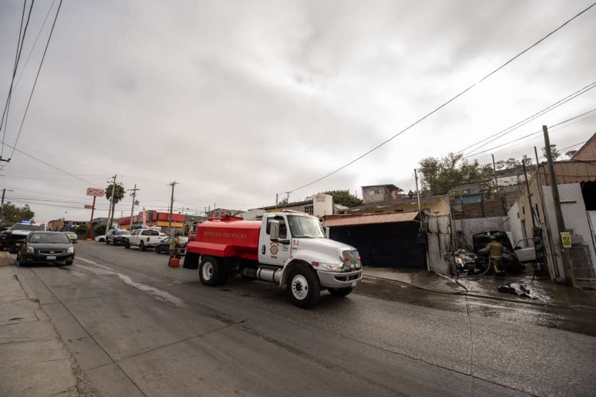 Un automóvil Jeep Patriot fue consumido por el fuego la mañana de este martes en la colonia San Ángel. No se reportaron personas lesionadas. Foto: Border Zoom