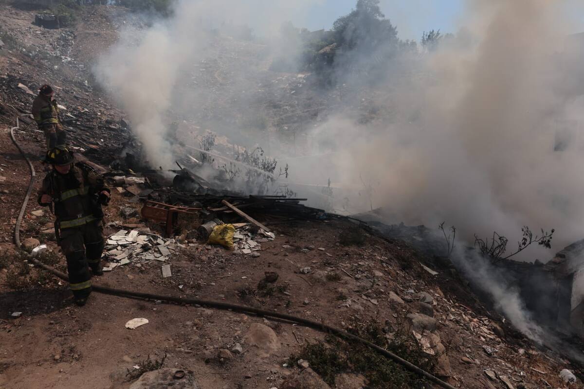 Bomberos Tijuana acudió al lugar y lograron controlar el fuego. Foto: Sergio Ortiz