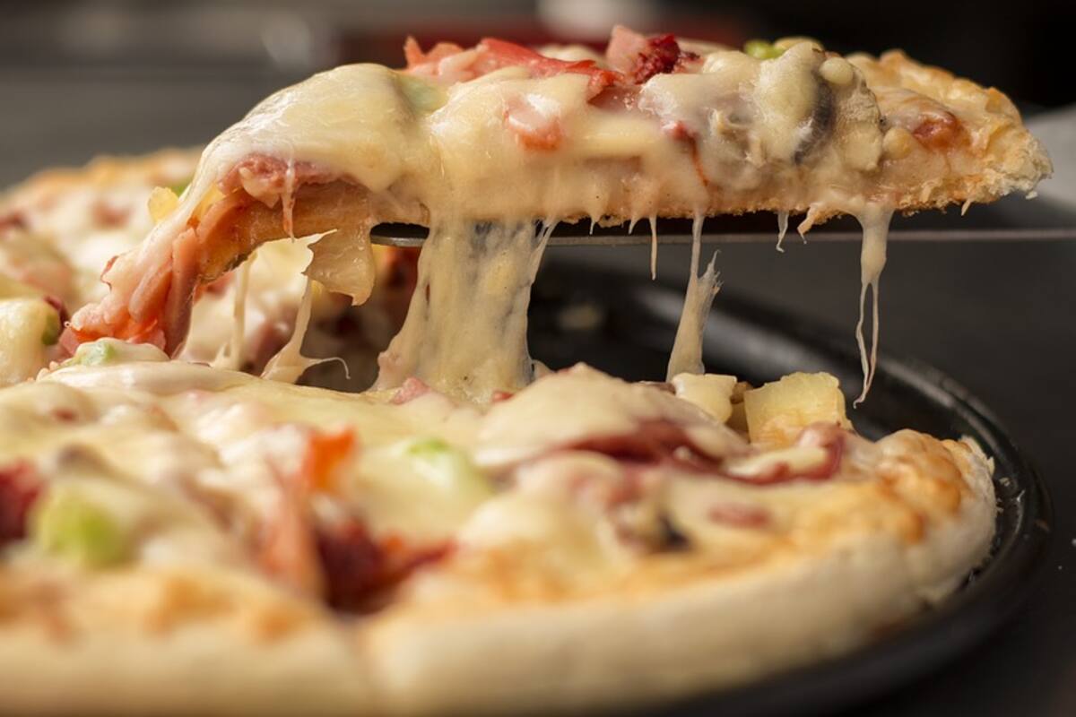 Joven intenta atacar a mujer con cuchillo por negarle un pedazo de pizza