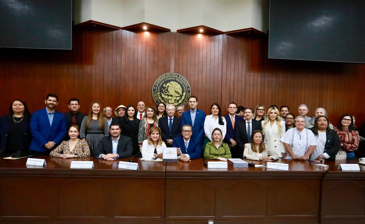 El Secretario General de Gobierno, Feliciano Castro Melendrez, y diputados locales durante la entrega del Tercer Informe de Gobierno en el Congreso del Estado de Sinaloa.