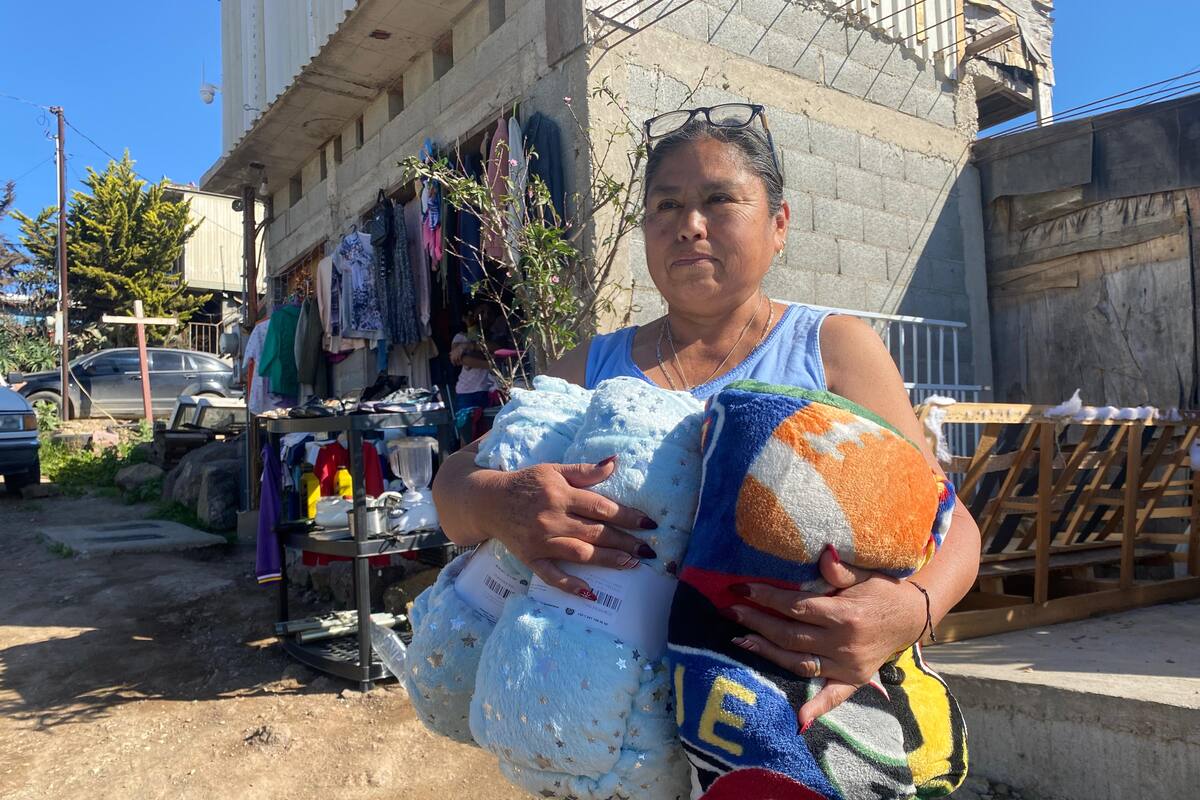 Recibieron en sus hogares cobijas donadas vecinos de la colonia Roberto Yahuaca en Tijuana
