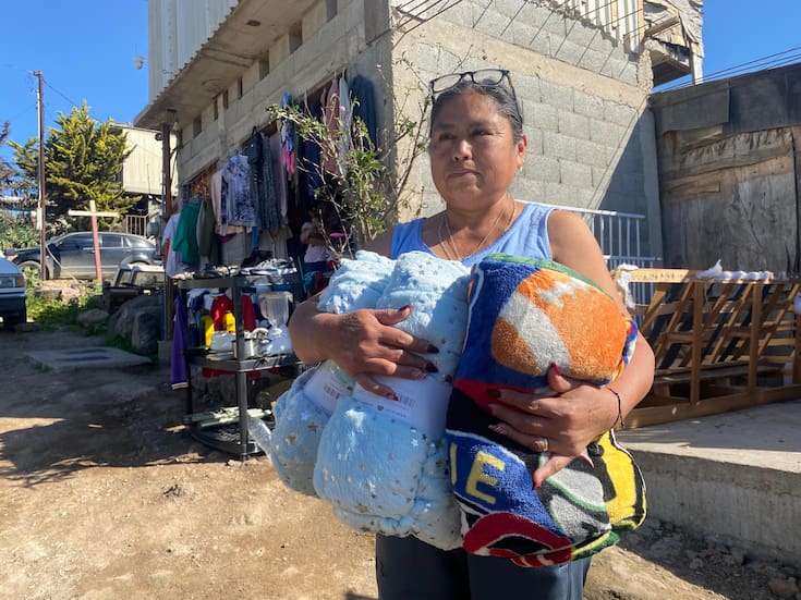 Recibieron en sus hogares cobijas donadas vecinos de la colonia Roberto Yahuaca en Tijuana