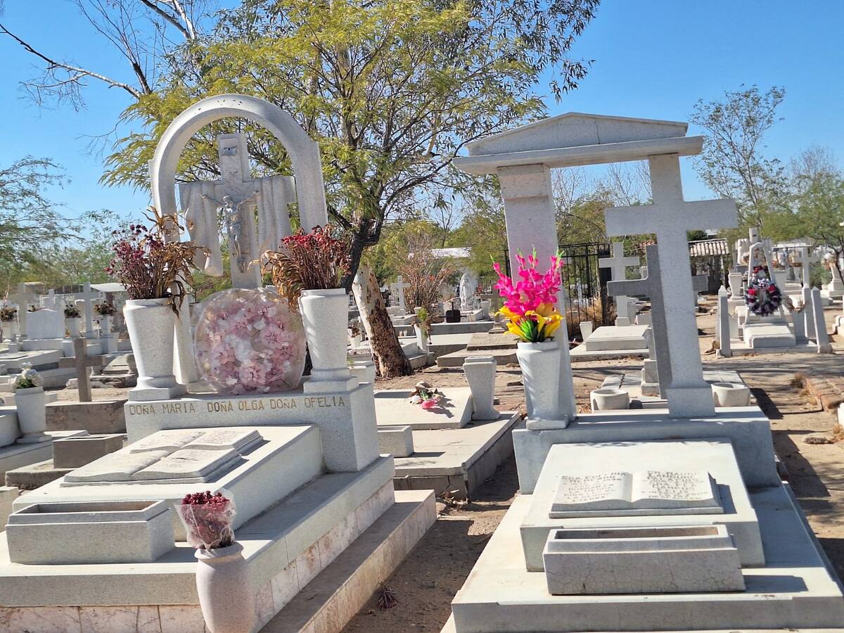 Familias hermosillenses visitan los panteones en vísperas de navidad para recordar a sus seres queridos. / Imagen de Misael Montaño.