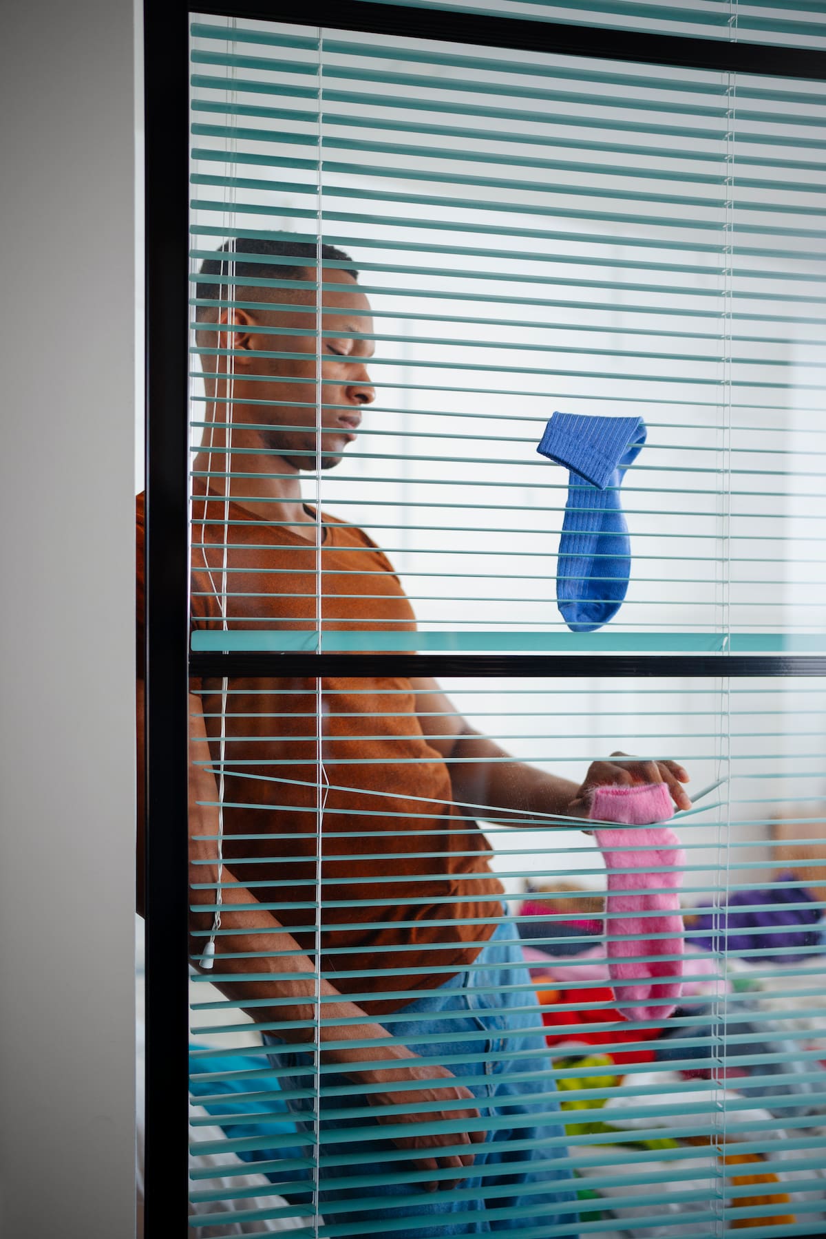 Coloca el calcetín en tu mano, humedécelo con una mezcla de agua y vinagre y frota cada lamas | Foto: Freepik