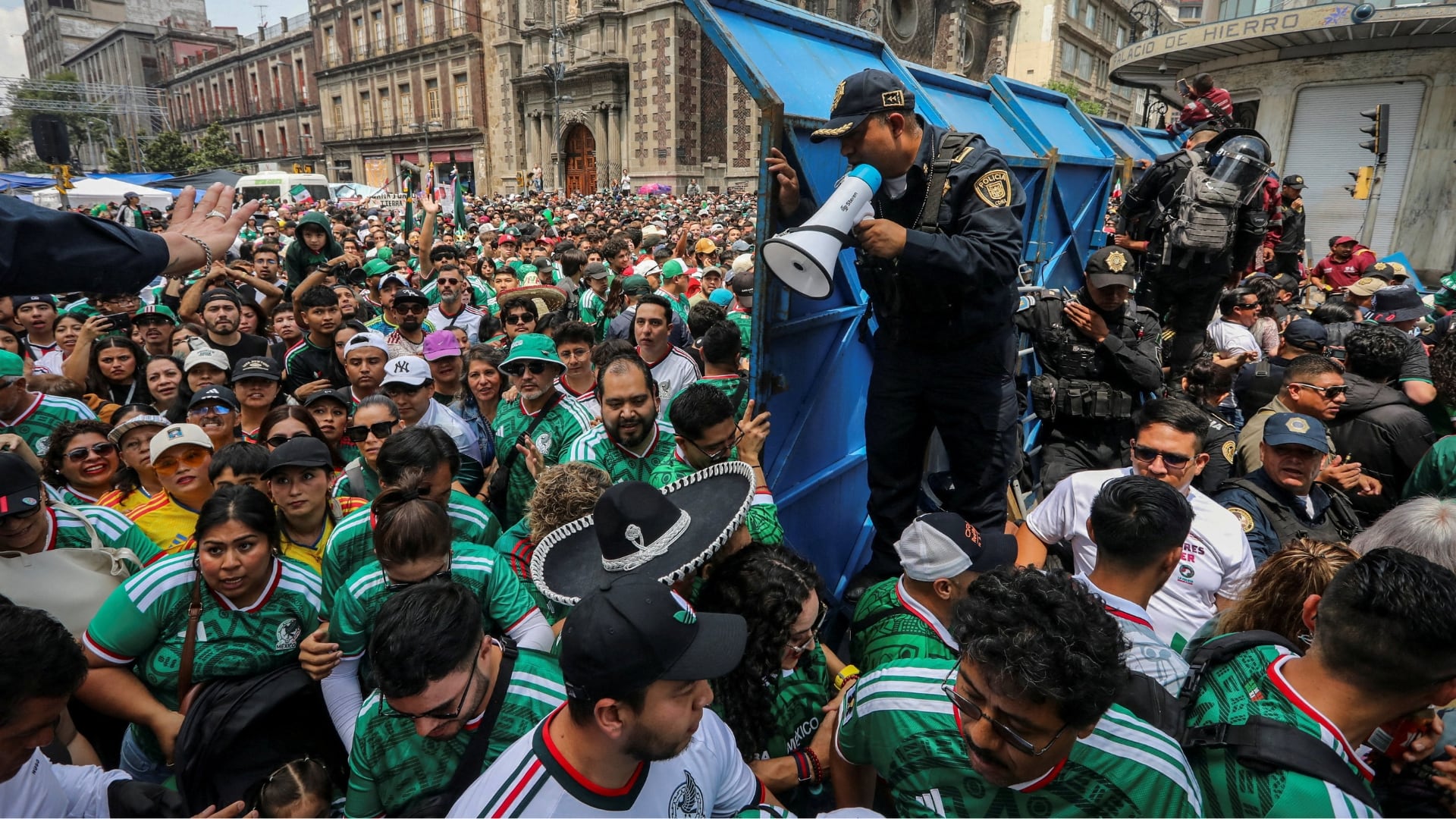 La Embajada de Estados Unidos pidió extremar precauciones ante las concentraciones previstas por el México vs Inglaterra. (Reuters)