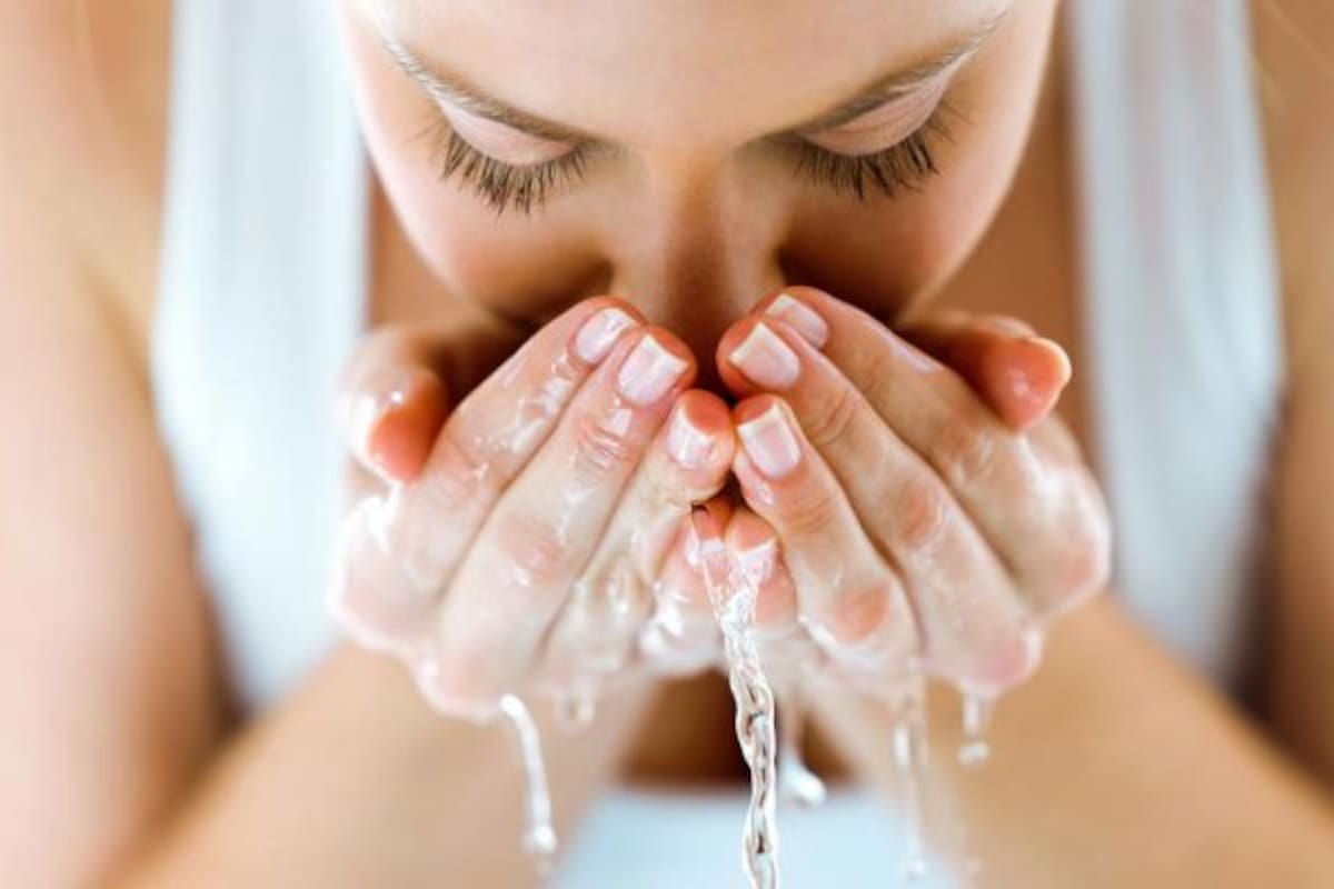 ¿Cómo favorece el agua helada a la piel?