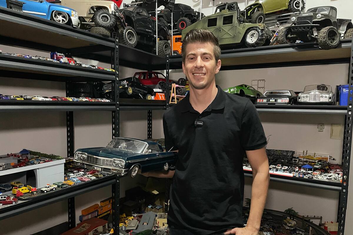 César tiene un hobby diferente: colecciona autos a escala
