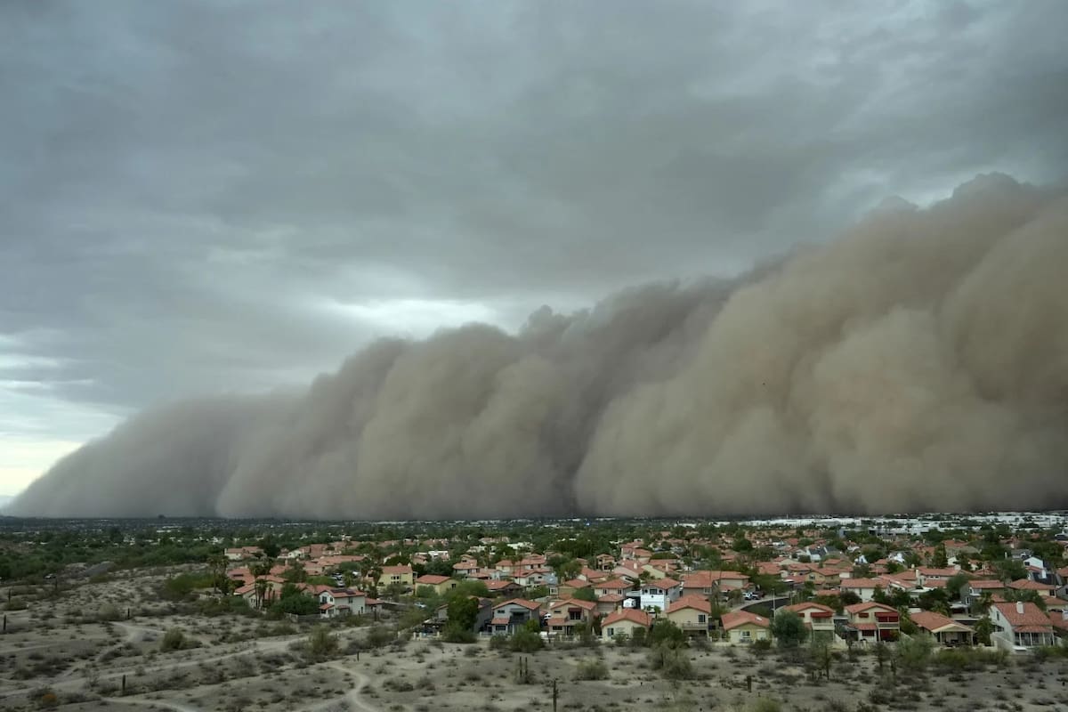 Una gigantesca tormenta de polvo se acerca al área metropolitana de Phoenix mientras una tormenta monzónica eleva el polvo al aire, el lunes 25 de agosto de 2025, en Phoenix. | Crédito: AP/Ross D. Franklin