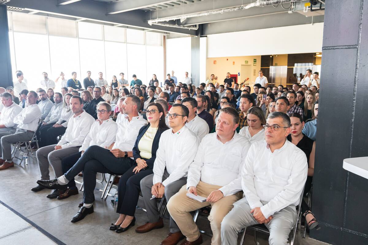 En el evento estuvo la secretaria de Economía, Lic. Margarita Vélez de la Rocha, quien acompañó a los directivos de la empresa LEONI.