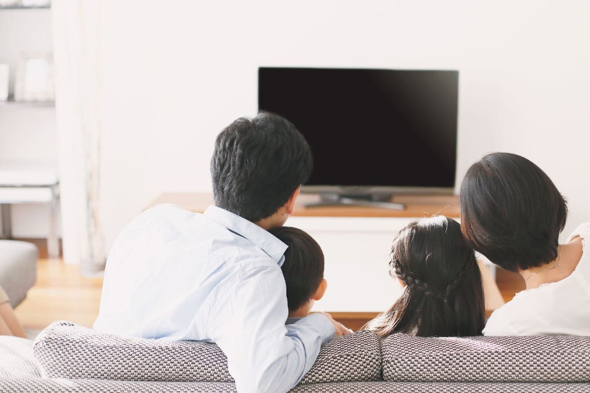 ¿Te sientes desanimado? Un estudio sugiere que apagar la TV podría ser la clave para proteger tu mente