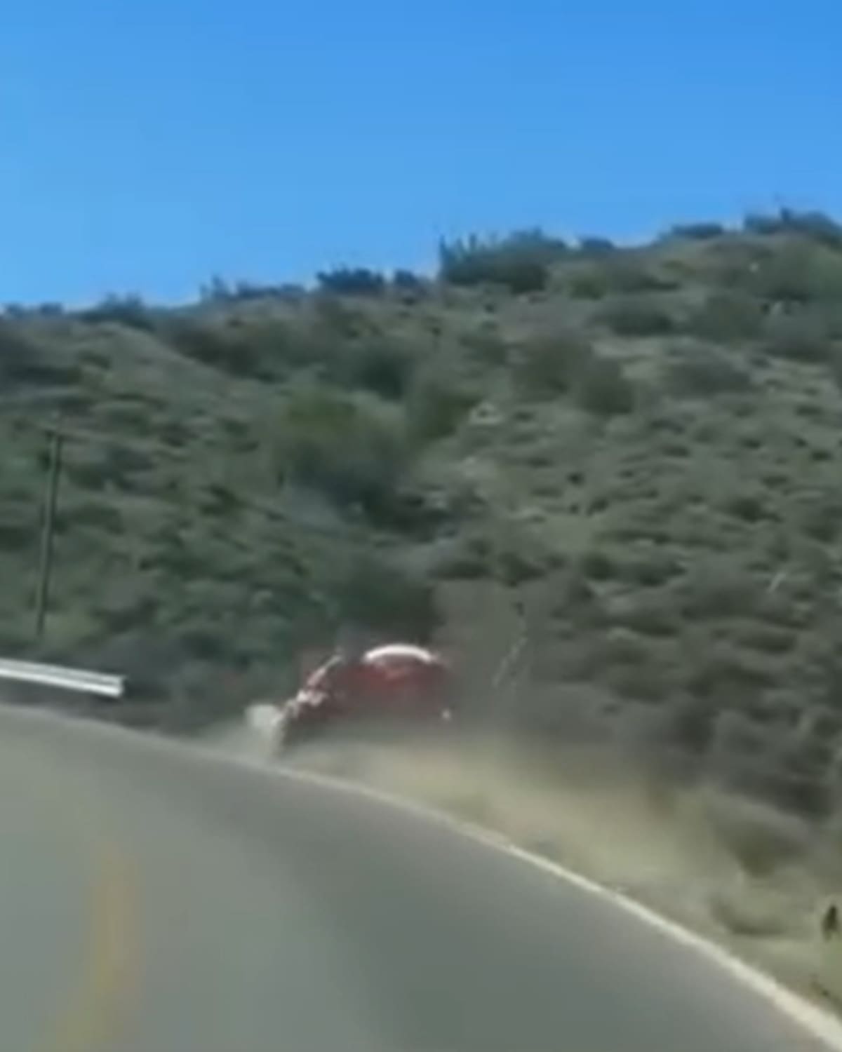Una pipa que circulaba rumbo a Ojos Negros terminó fuera del camino y descendió por una pendiente, hecho que fue grabado por personas en el lugar y difundido en redes sociales.Foto: Redes