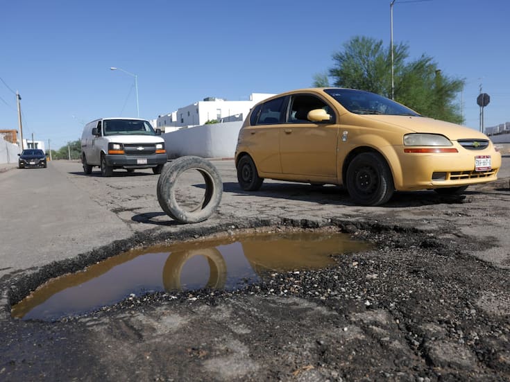 Baches afectan vialidades de Mexicali tras lluvias
