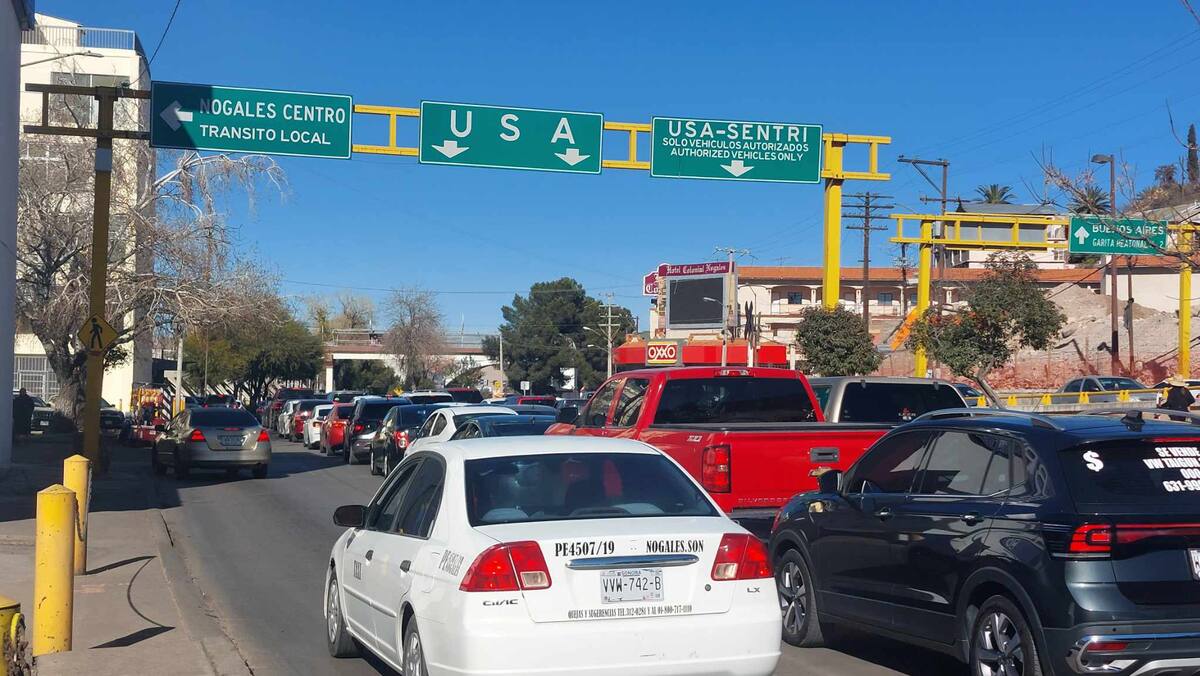 Filas de hasta 1.5 km de distancia desde el último auto hasta el cruce. / Imagen por Manuel Jiménez.