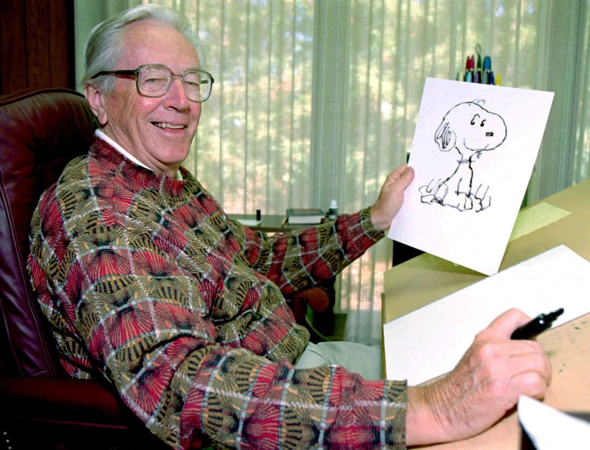 Charles M. Schulz dibujando a Snoopy