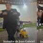 “Ese bebé no tenía nada que hacer en la pista” Imitador de Juan Gabriel tropieza con un niño mientras cantaba, pero decide no detener el show