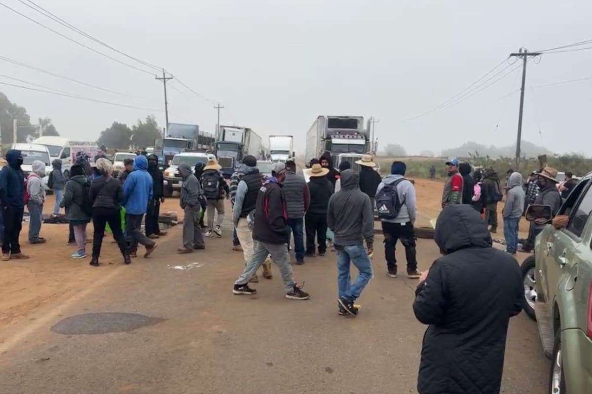 Bloquean carretera Transpeninsular en Camalú