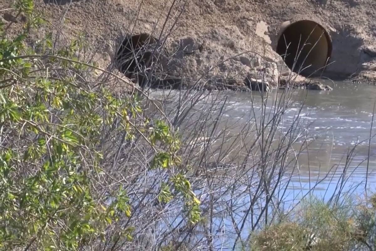 Descargan aguas negras en Maneadero