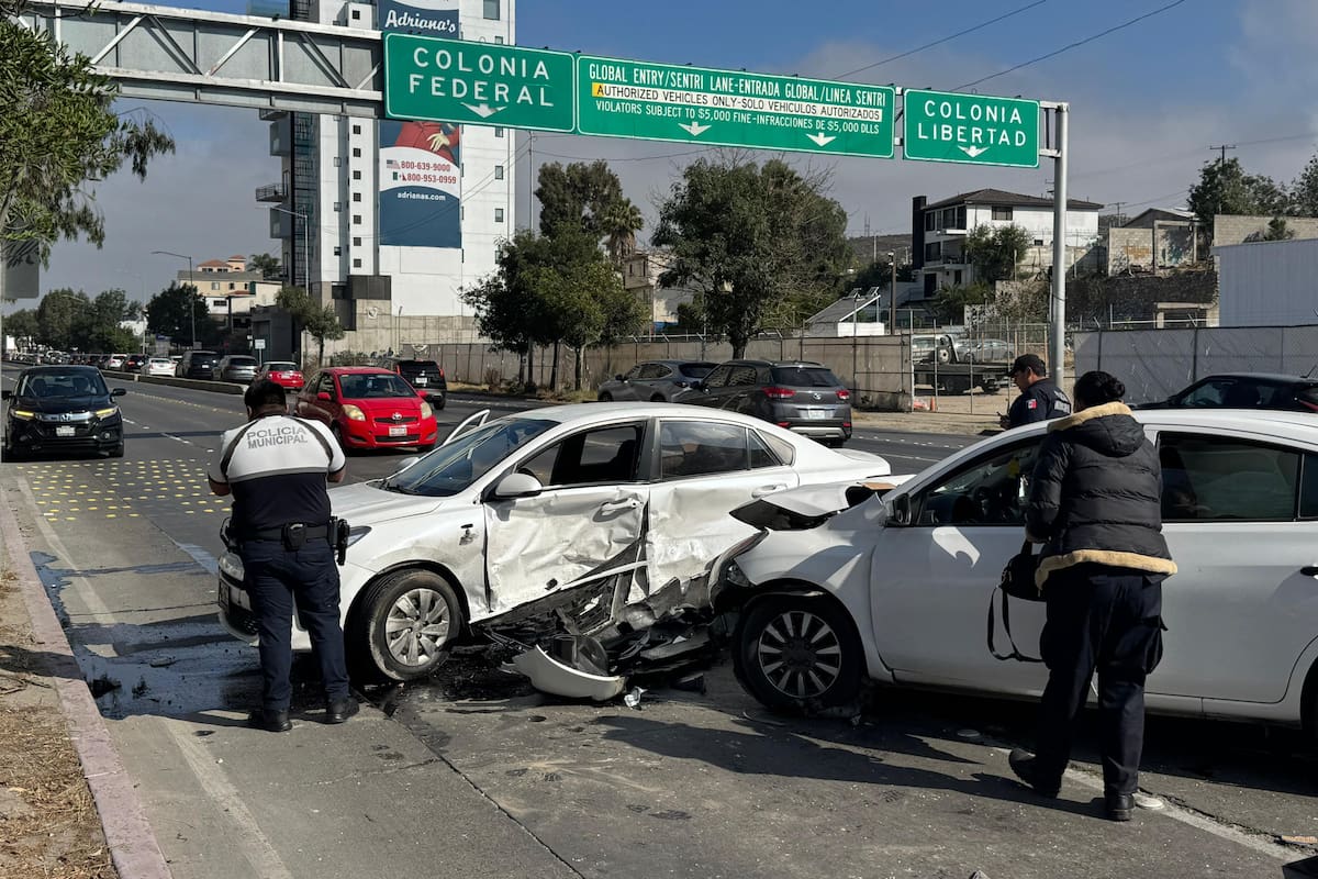 Deja tres heridos choque en bulevar Padre Kino