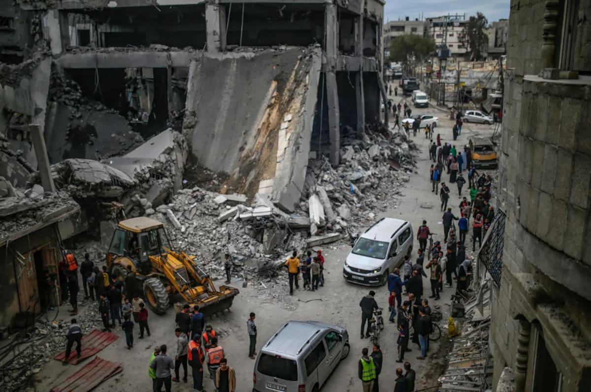 Palestinos inspeccionan los escombros de la mezquita de Al-Qassam, destruida tras un ataque aéreo israelí nocturno contra el campo de refugiados de Al-Nuseirat, en el centro de la Franja de Gaza. / EFE - Mohammed Saber