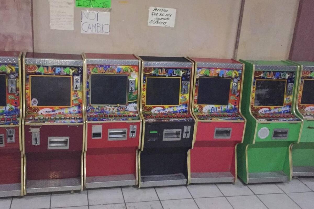 Tras cateos FGE decomisa 27 máquinas tragamonedas
