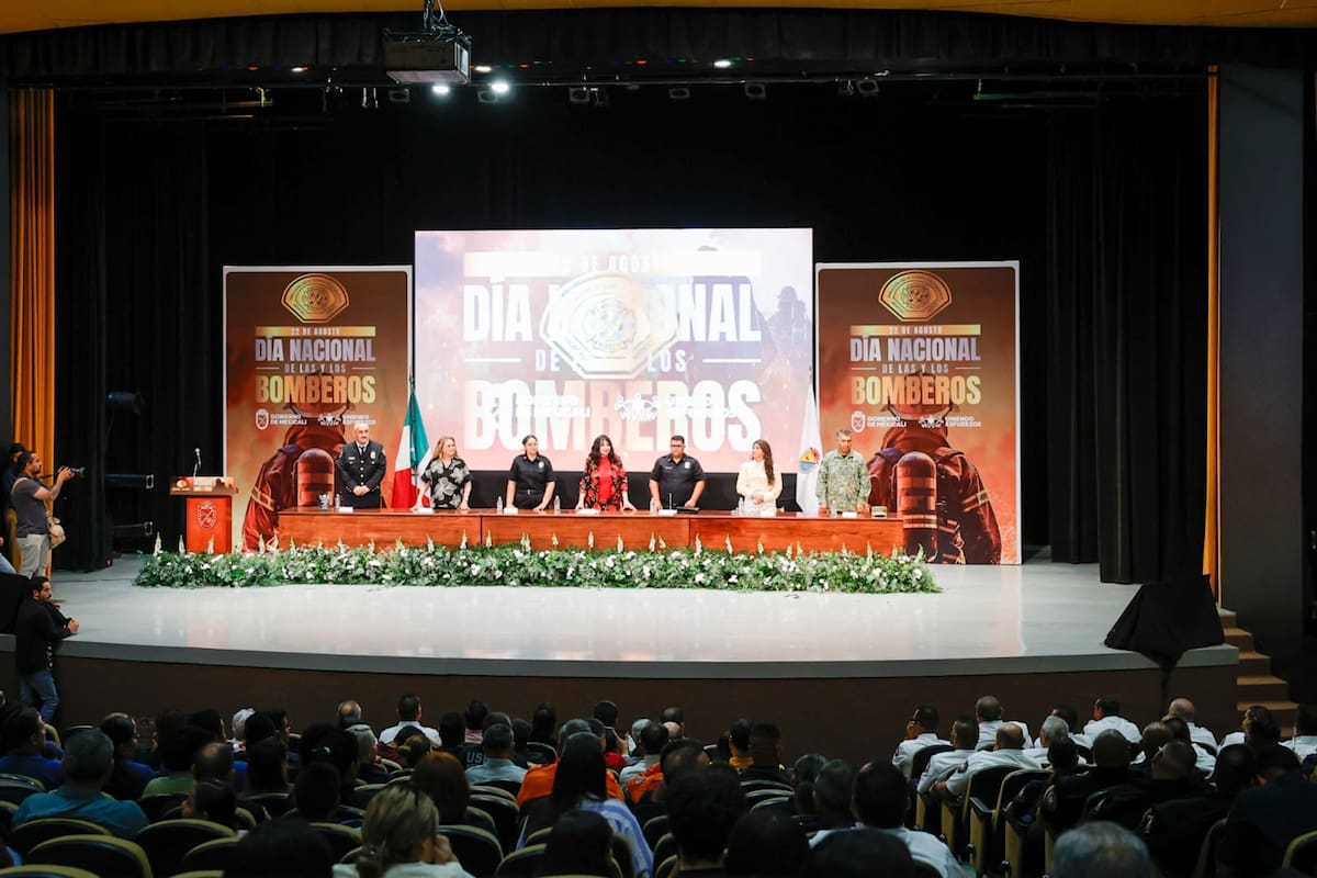 Conmemoran el Día del Bombero con reconocimientos y apoyos económicos