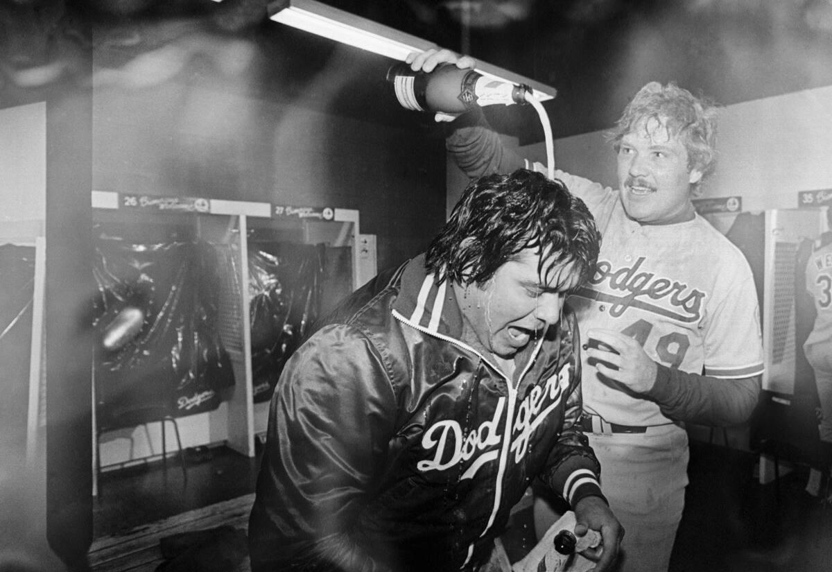 El lanzador mexicano de los Dodgers de Los Ángeles, Fernando Valenzuela es bañado en champaña luego que los Dodgers ganaran el título de la Liga Nacional en 1981. (AP Foto/MacAlpine, Archivo)