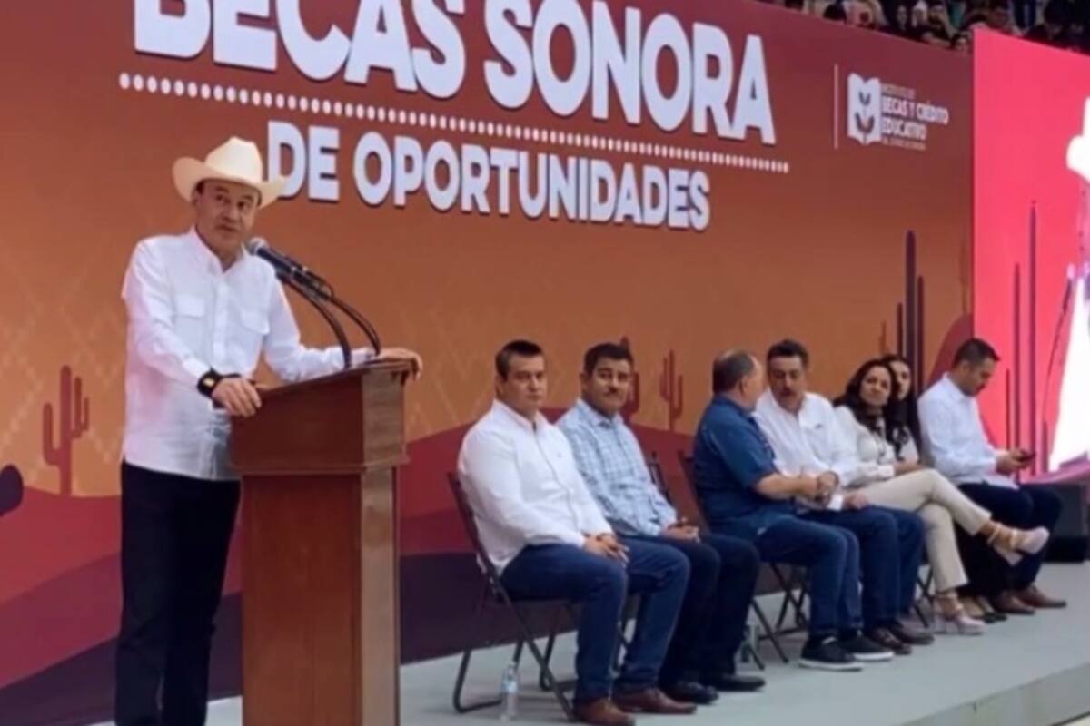 Entrega gobernador de Sonora miles de becas a estudiantes cajemenses