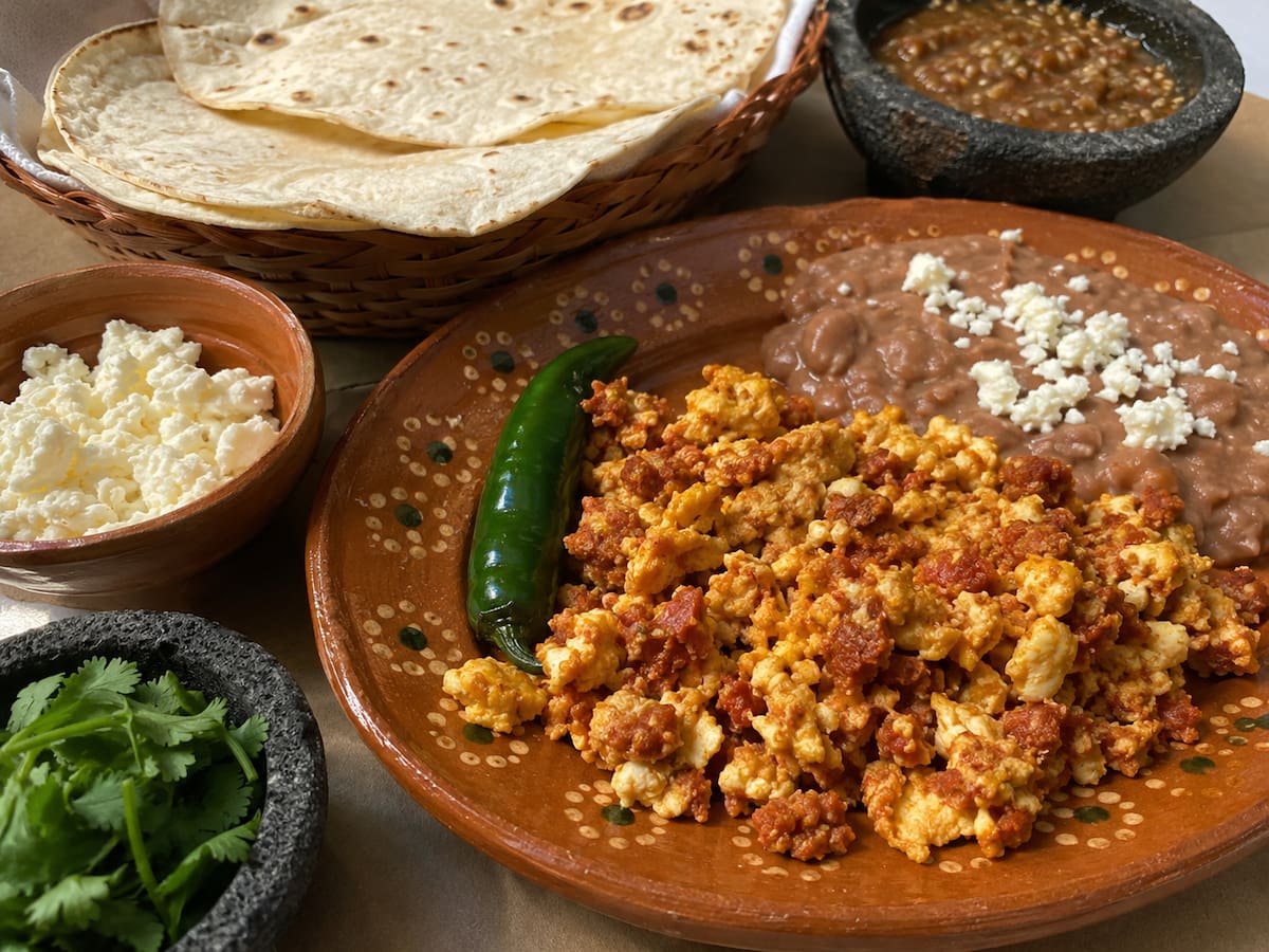 Chiapas desayuna tamal de chipilín con café de altura. Sonora prefiere machaca con huevo y tortillas de harina. Dos regiones, dos tradiciones, un solo país: México.