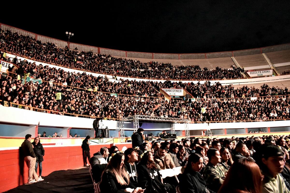 Más de 9 mil fanáticos disfrutaron de los éxitos del cantante tapatío.